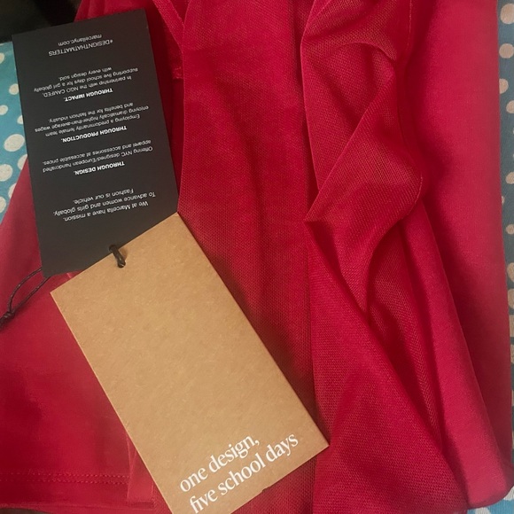 Red top. - Picture 3 of 8